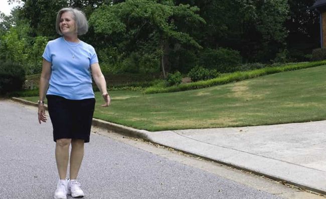mujer-caminando-parque