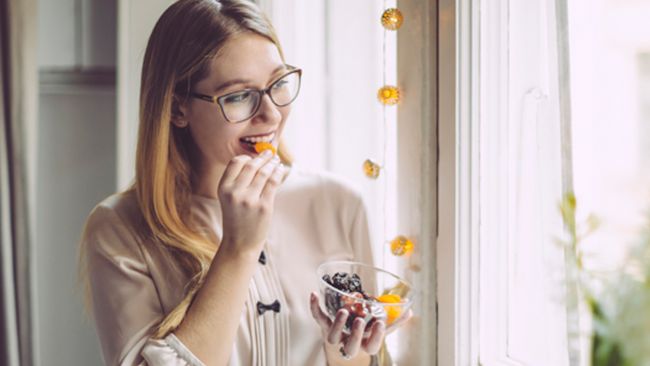 mujer-comiendo-feliz