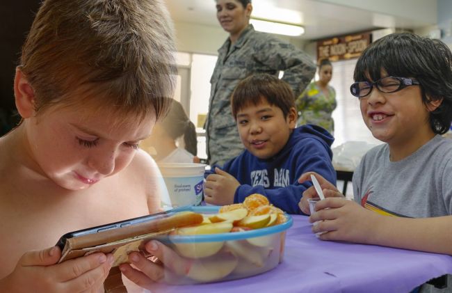 ninios-celular-comiendo