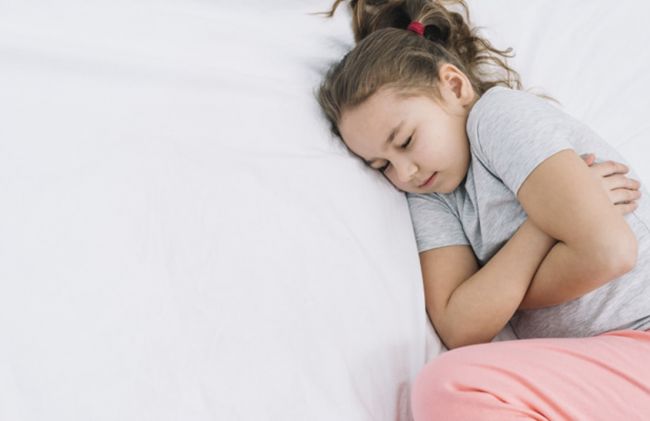 ninia-triste-acostada