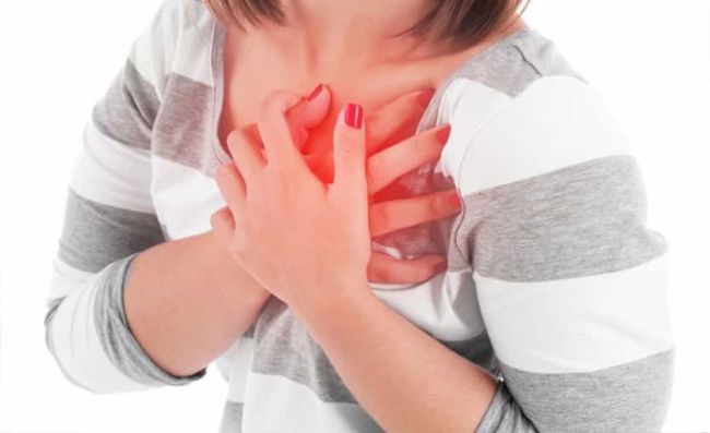 mujer-dolor-pecho