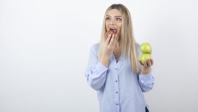 mujer-manzana-roja-verde
