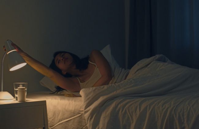 mujer-acostada-despierta