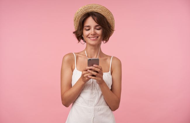 mujer-viendo-celular