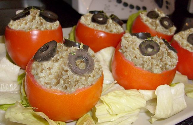 tomates-rellenos-quinoa-aceitunas
