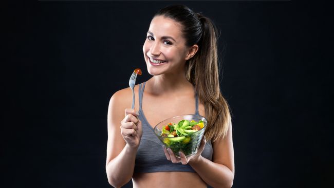 mujer-feliz-ensalada 