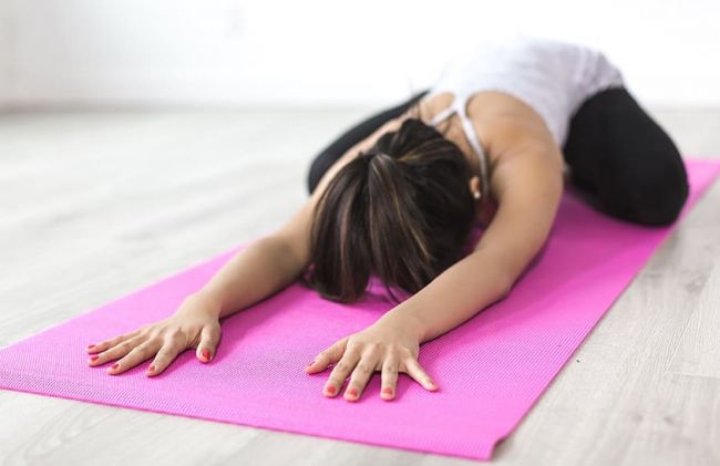 pose-ninio-manos-apoyada-piso