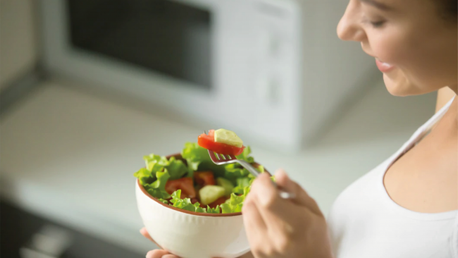 mujer-comiendo-saludable