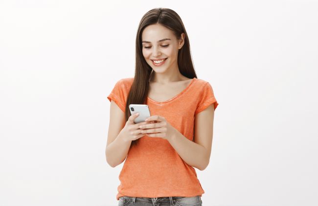 mujer-usando-telefono