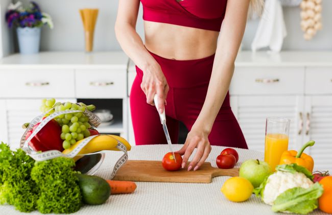 mujer-tomate-uvas-jugo-naranja