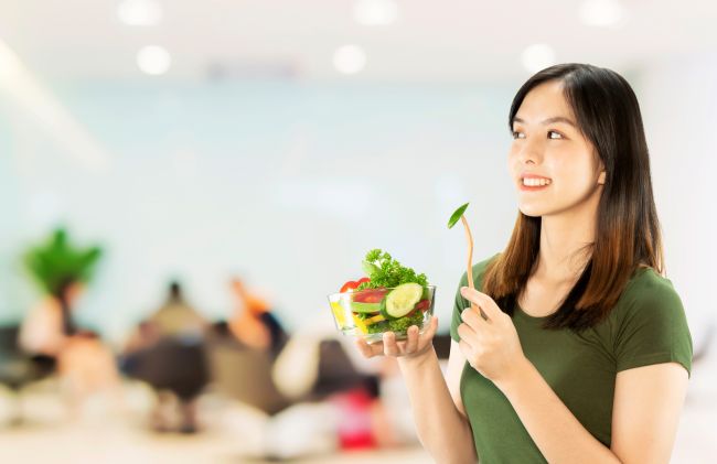 mujer-comiendo-ensalada