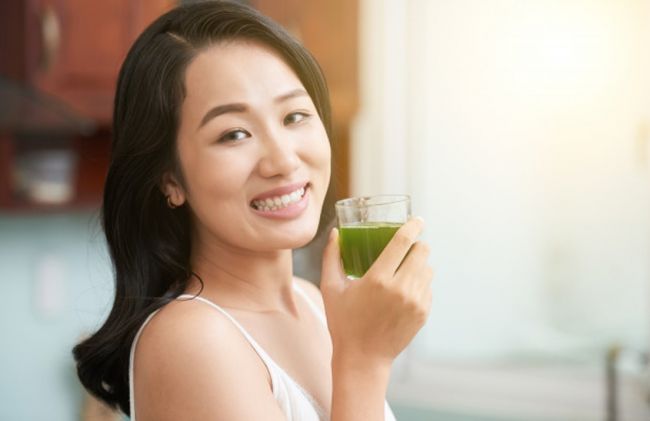 mujer-tomando-jugo-verde