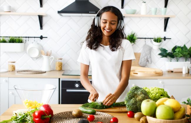mujer-cocina-brocoli-pimiento